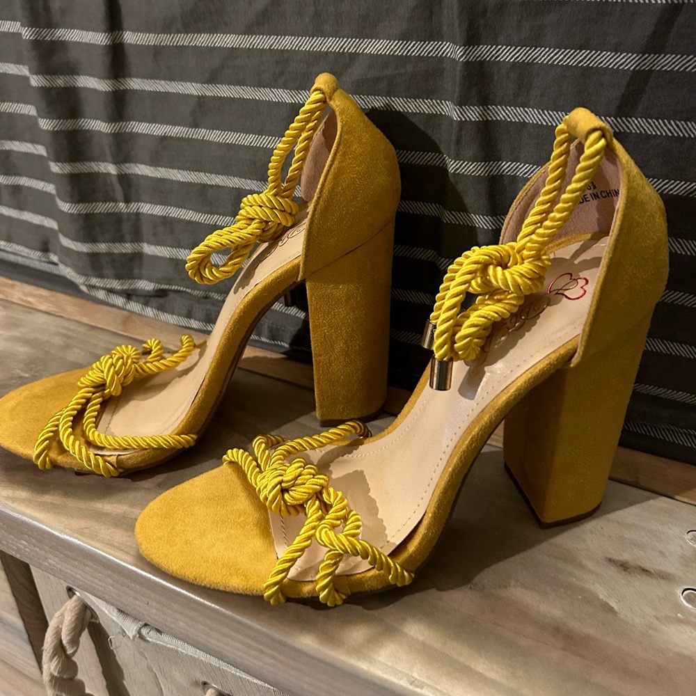 DBDK FASHION YELLOW HEELS SZ 8.5